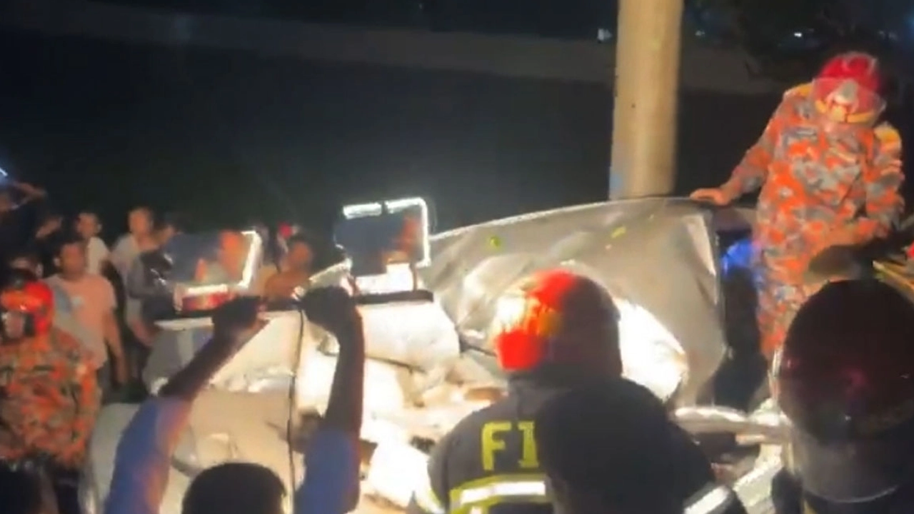 প্রাইভেটকার নিয়ন্ত্রণ হারিয়ে নিহত ৪