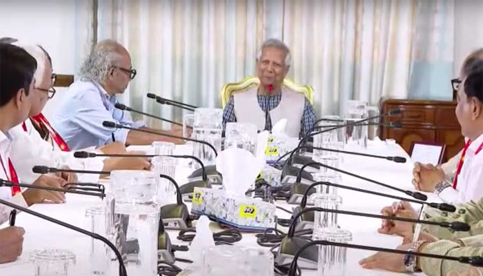 সরকার পরিচালনায় ভুল-ত্রুটি ধরিয়ে দিতে গণমাধ্যমকে ড. ইউনূসের আহ্বান