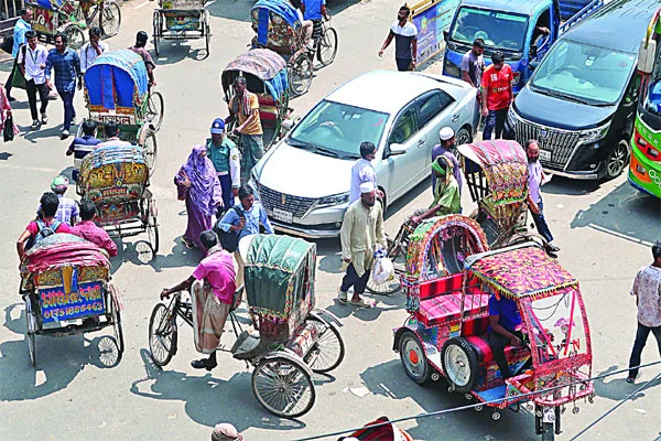 শৃঙ্খলা ফিরছেই না রাস্তায় ♦ নিয়ম মানছে না গণপরিবহন ♦ তিন চাকা বেপরোয়া ♦ জেলার সিএনজি রাজধানীতে ♦ বিভিন্ন স্থানে চলছে খোঁড়াখুঁড়ি