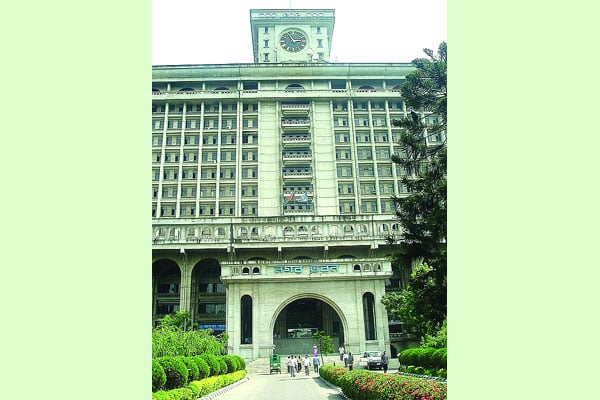 নাগরিক সেবা তলানিতে ♦ নেই জনপ্রতিনিধি ♦ অতিরিক্ত দায়িত্বের চাপে কর্মকর্তারা ♦ জন্মনিবন্ধনে ভোগান্তি ♦ মশক নিধনে অবহেলা সিটি করপোরেশনের