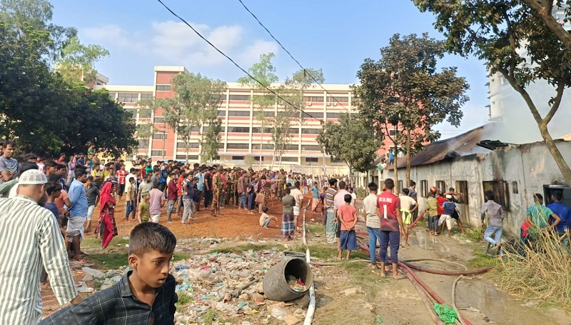 Vehicle, factory torched amid RMG workers’ unrest in Savar, Gazipur