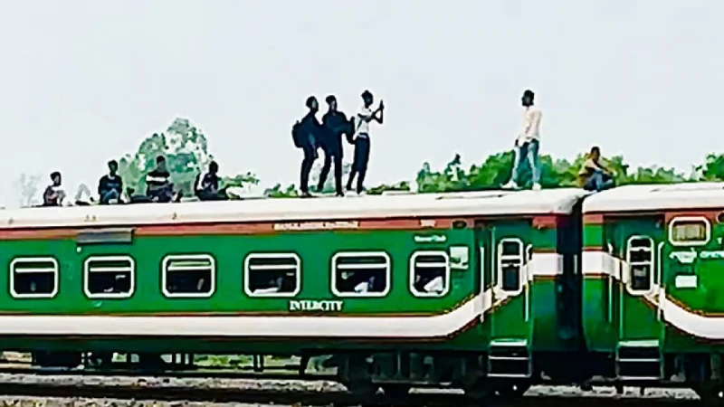 চলন্ত ট্রেনের ছাদে টিকটক করতে গিয়ে ‍দুজন নিহত