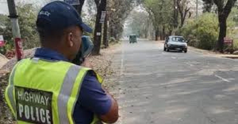 হাইওয়েতে ছিল না পুলিশ ৪০ কিলোমিটার ধাওয়া করে বাস চালককে মারধর