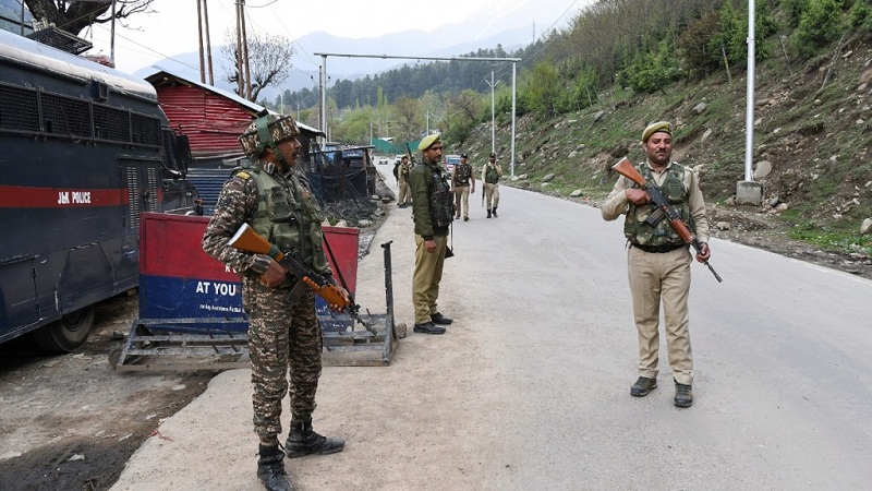 কাশ্মীরে হামলা  একে-৪৭ দিয়ে ৫০-৭০ রাউন্ড গুলি চালায় ছদ্মবেশী চার সন্ত্রাসী