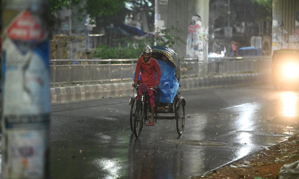 চৈত্রের সন্ধ্যায় রাজধানীতে ঝড়-বৃষ্টি