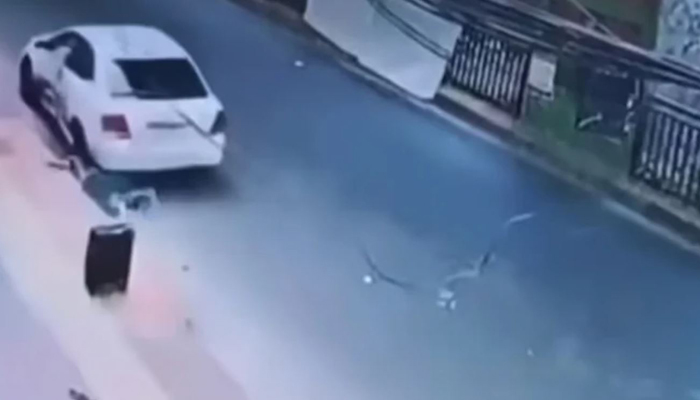 রাজধানীতে ছিনতাইকারীরা নারীকে গাড়ির সঙ্গে টেনে নিয়ে যায়