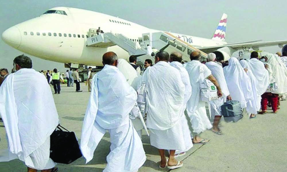 ৩৯৮ হজযাত্রী নিয়ে সৌদির পথে প্রথম হজ ফ্লাইট