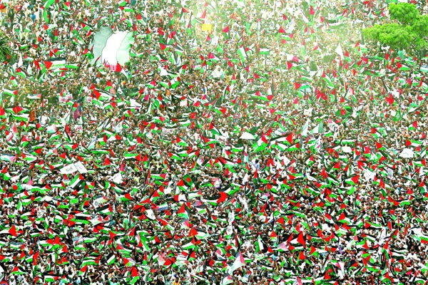 মার্চ ফর গাজায় প্রকম্পিত ঢাকা ♦ সোহরাওয়ার্দী উদ্যানসহ আশপাশ জনসমুদ্র ♦ স্লোগানে মুখর রাজপথ ♦ কাঁদলেন লাখ লাখ মানুষ ♦ এক মঞ্চে রাজনৈতিক দলের নেতারা