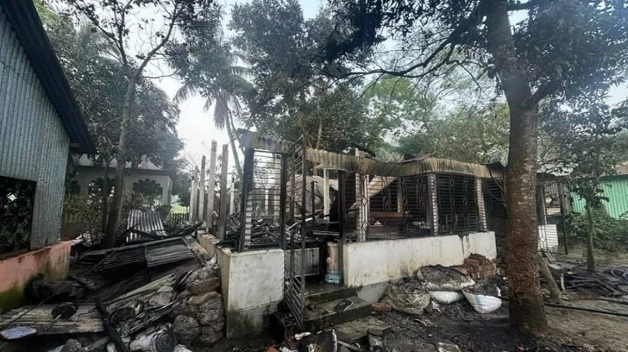 শোভাযাত্রার মোটিফ নির্মাতা চিত্রশিল্পীর বাড়িতে আগুন, নিরাপত্তাহীনতায় পরিবার