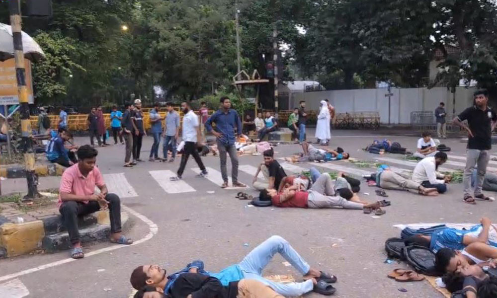 দ্বিতীয় দিনেও অনড় অবস্থানে জবি শিক্ষার্থীরা