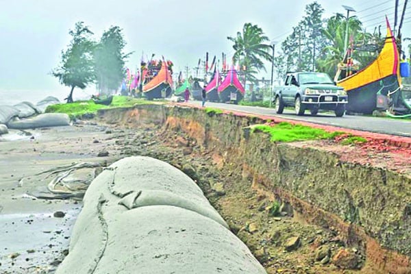 পানির নিচে বিস্তীর্ণ জনপদ ভোলায় বাঁধ ভেঙে ২৫ গ্রামের ৩০ হাজার মানুষ দুর্ভোগে, উত্তাল সাগর চট্টগ্রামে তীরে উঠে গেল চার জাহাজ, আজও ভারী বর্ষণের শঙ্কা
