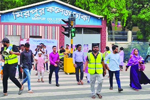 শৃঙ্খলা ফিরছে না সড়কে পথচারী পারাপারে জেব্রা ক্রসিংয়ে সিগন্যাল বাতি