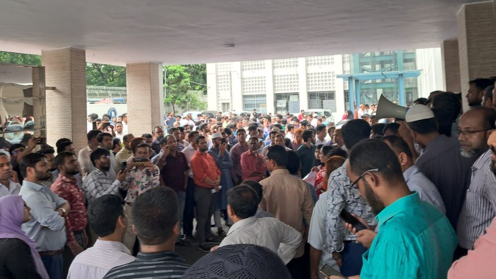 সরকারি চাকরি অধ্যাদেশ সচিবালয়ে কর্মকর্তা-কর্মচারীদের বিক্ষোভ