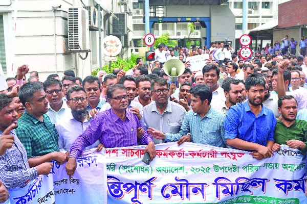 দেশজুড়ে চতুর্মুখী বিক্ষোভ সমাবেশ মিছিল কর্মবিরতি আন্দোলনে অবরুদ্ধ সচিবালয় ♦ কার্যত মন্ত্রণালয়ে কোনো কাজ হচ্ছে না ♦ আজ দর্শনার্থী প্রবেশ বন্ধ ♦ ২৫ ক্যাডার কর্মকর্তাদের কলমবিরতি ♦ সারা দেশে কর্মসূচি পালনের আহ্বান