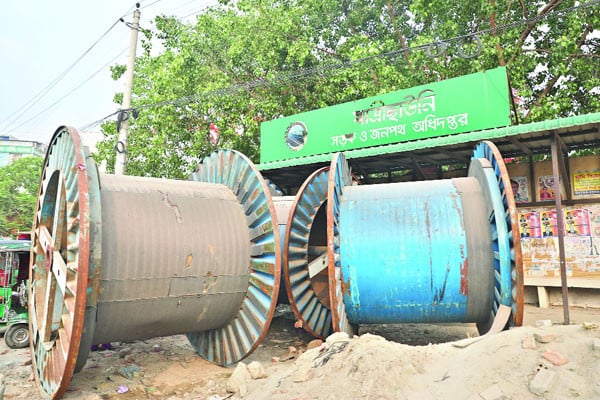নগরে অরক্ষিত যাত্রী ছাউনি সড়কেই গাড়ির জন্য অপেক্ষা করেন যাত্রীরা। গাড়ি এলে ছোটাছুটি করে জীবনের ঝুঁকি নিয়ে গাড়িতে ওঠেন