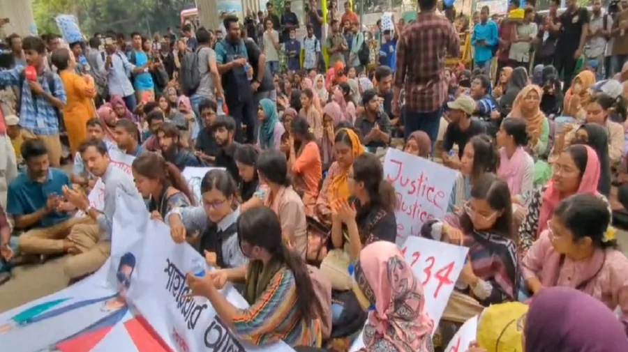 শাহবাগ থানা ঘেরাও ঢাবি শিক্ষার্থীদের