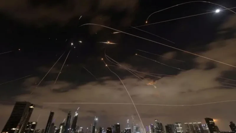 ইরানের অনবরত হামলায় বিপর্যস্ত ইসরায়েল