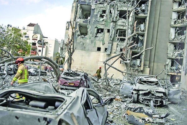 যুদ্ধবিরতির মাঝেও হামলা ♦ ইসরায়েল : ইরান বিরতি লঙ্ঘন করেছে, এবার কাঁপবে তেহরান : দুই মন্ত্রীর হুঁশিয়ারি ♦ ইরান : কয়েক ঘণ্টার মধ্যে তেহরান কোনো ক্ষেপণাস্ত্র ছোড়েনি : সশস্ত্র বাহিনী