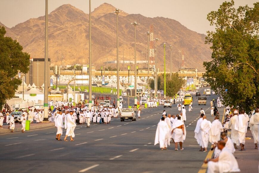 Muslim pilgrims pray, shirk sun, as hajj reaches peak