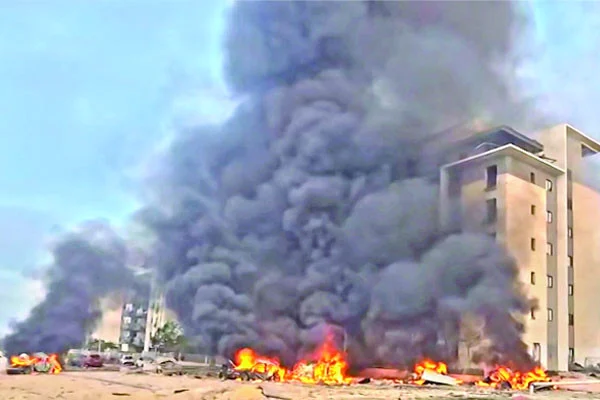 যুদ্ধ থামানোর চেষ্টা ♦ সমঝোতার জন্য শুরু আলোচনা ♦ আছে বিপুল সামরিক প্রস্তুতিও ♦ পাল্টাপাল্টি মিসাইল বিমান হামলা চলছে ♦ বিদেশিরা ছাড়ছেন ইরান ইসরায়েল