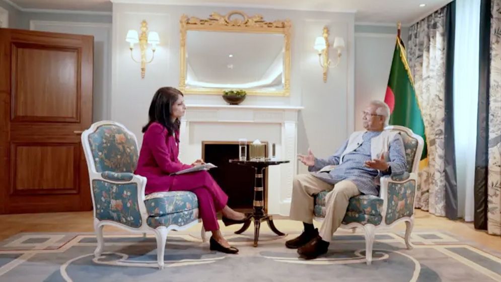 বিবিসির সঙ্গে সাক্ষাৎকারে ড. ইউনূস  আমরা এখনো আওয়ামী লীগকে নিষিদ্ধ করিনি আগামী নির্বাচনে আ.লীগ অংশ নিতে পারবে কিনা-সিদ্ধান্ত ইসির * শেখ হাসিনার ভারতে থাকা তেমন কোনো সমস্যা নয়, সমস্যা হচ্ছে তার কণ্ঠস্বর। তিনি নিয়মিত ভাষণ দেন, মিডিয়ার মাধ্যমে প্রচার করেন * রোহিঙ্গা প্রসঙ্গে-নতুন আরেকটি জনগোষ্ঠীর বোঝা বইতে পারব না