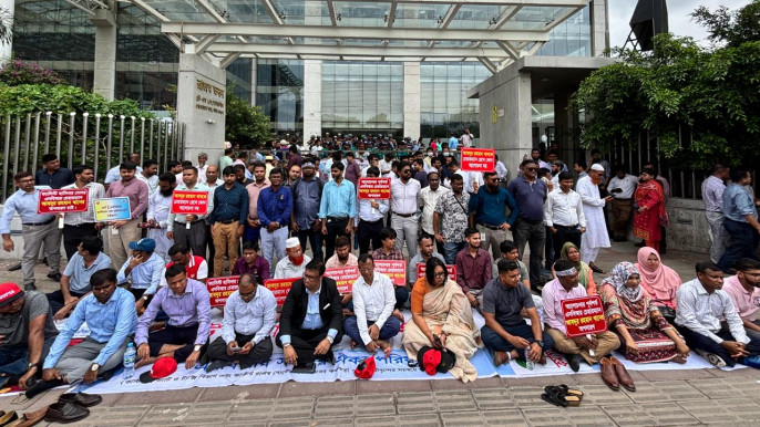 রাজস্বকর্মীদের ‘কমপ্লিট শাটডাউন’ চলছে সারা দেশে অচল ব্যবসা-বাণিজ্য দিনে ২৫০০ কোটি টাকা ক্ষতি : ব্যবসায়ী নেতৃবৃন্দ পণ্য খালাস বন্ধ, বন্দরে তৈরি হচ্ছে পণ্যজট আদায় হচ্ছে না শুল্ক, ভ্যাট ও আয়কর