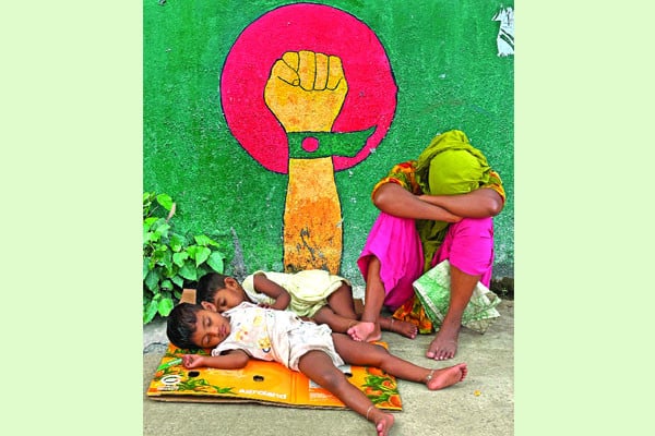 ভালো নেই দেশের মানুষ ♦ দ্রব্যমূল্যের ঊর্ধ্বগতি ♦ সঞ্চয় ভেঙে খাচ্ছে সাধারণ মানুষ ♦ বিনিয়োগকারী ভীত ব্যবসায়ীরা আতঙ্কে ♦ গ্যাস-বিদ্যুৎ সংকটে ঘুরছে না শিল্পের চাকা ♦ আইনশৃঙ্খলার অবনতি, চলছে মব ভায়োলেন্স ♦ উচ্চ সুদের হার, ব্যাংকে টাকা সংকট