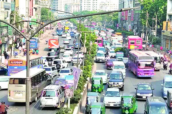 শৃঙ্খলা ফেরেনি গণপরিবহনে ► ঢাকার সড়কে এখনো লক্কড়ঝক্কড় বাস ► অভিজাত এলাকায় ব্যাটারিচালিত রিকশা ও অটোরিকশার দাপট