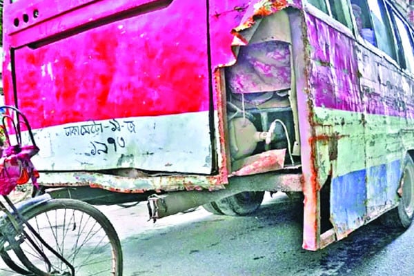 সড়কে তবুও মেয়াদোত্তীর্ণ বাস অভিযানের ঘোষণা দিয়েও নামেনি বিআরটিএ