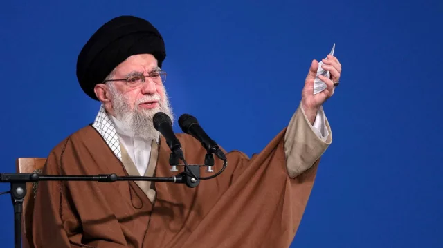 সিএনএনের প্রতিবেদন জীবনের সবচেয়ে ভয়াবহ পরিস্থিতির মুখে খামেনি