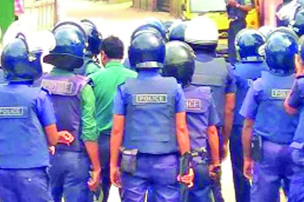 কাজে ফেরেননি ১৮৭ পুলিশ বেশির ভাগ মামলার আসামি, তদন্তে ঢিমেতাল