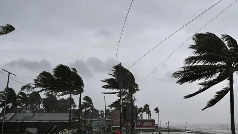 ঢাকাসহ ১৮ অঞ্চলের নদীবন্দরে সতর্কসংকেত।
