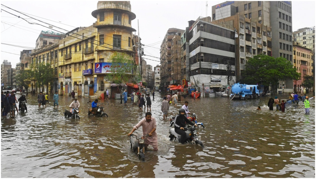 পাকিস্তানে আকস্মিক বন্যায় মৃতের সংখ্যা বেড়ে ১০৪