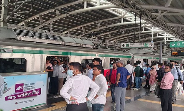 Metro rail suddenly stuck at Farmgate