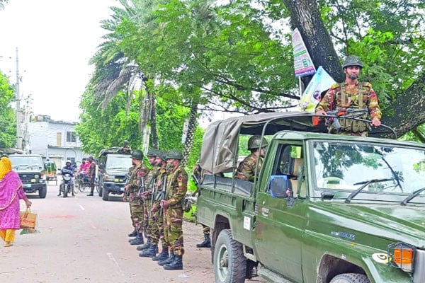 থমথমে গোপালগঞ্জে আতঙ্ক যৌথ বাহিনীর অভিযানে আটক ২০, তদন্ত কমিটি, পরবর্তী নির্দেশ না দেওয়া পর্যন্ত চলবে কারফিউ