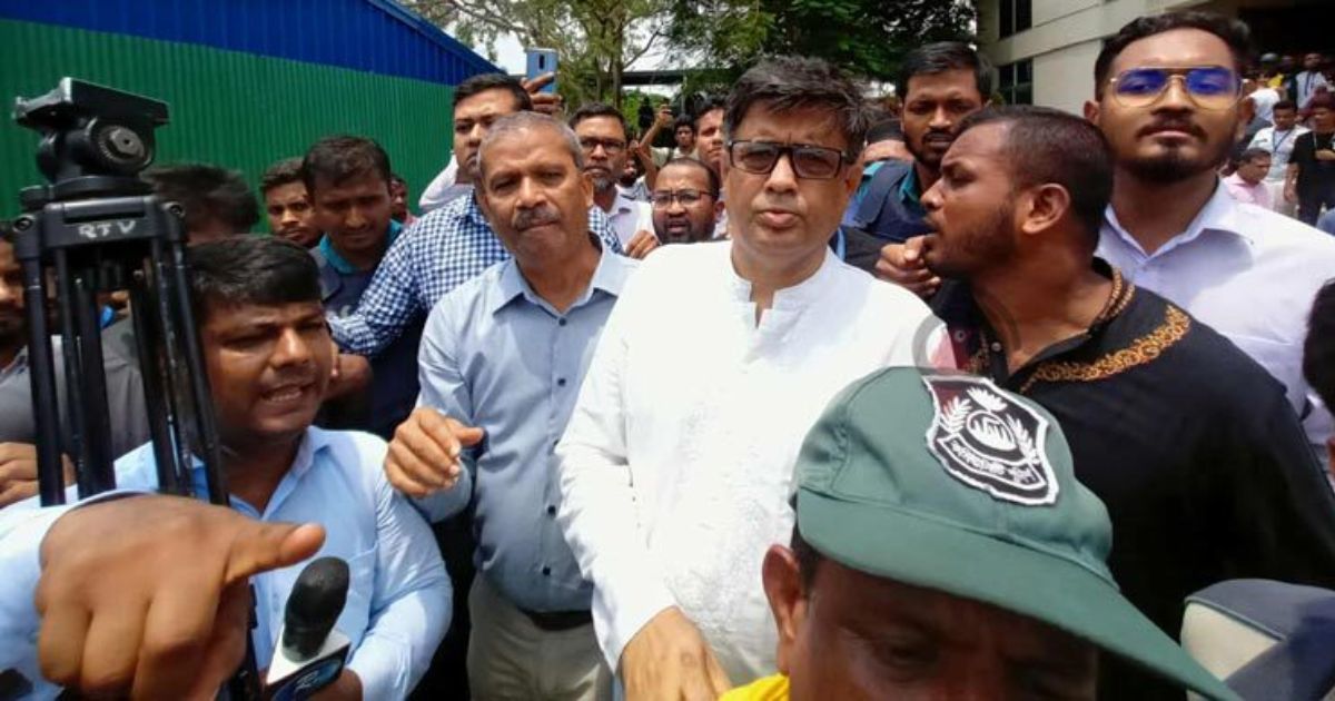 মাইলস্টোন কলেজে শিক্ষার্থীদের তোপের মুখে ২ উপদেষ্টা