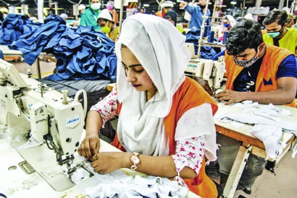 বড় ঝুঁকিতে পোশাক খাত ♦ অর্ডার কমে যাওয়ার আশঙ্কা ♦ বাংলাদেশ থেকে পোশাকের ক্রয়াদেশ পিছিয়েছে ওয়ালমার্ট