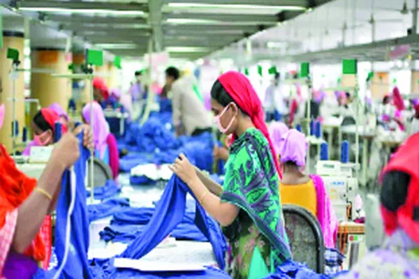 প্রতিযোগীদের কম শুল্কই বড় চ্যালেঞ্জ ♦ যুক্তরাষ্ট্রে পোশাকশিল্পে বাজার হারানোর আশঙ্কা ♦ মাসে ২০০ থেকে ৩৫০ মিলিয়ন ডলার অতিরিক্ত খরচ হবে