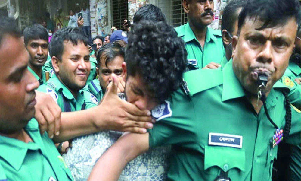 সমন্বয়ক পরিচয়ে চাঁদাবাজি, রিমান্ডে চার নেতা আদালত প্রাঙ্গণে কিল ঘুসি