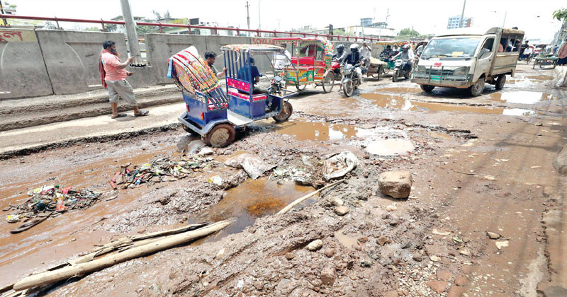 রাজধানীর প্রধান সড়কসহ অলিগলির সড়কও ভাঙাচোরা বর্ষায়ও চলছে খোঁড়াখুঁড়ি বেহাল সড়কে জনদুর্ভোগ