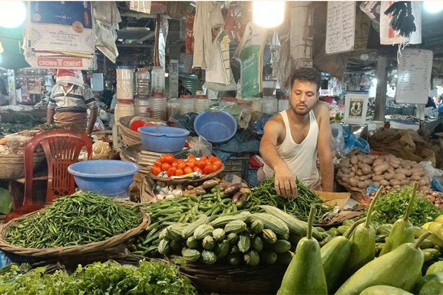 RANGPUR, LALMONIRHAT, MANIKGANJ, SYLHET Chilli prices go berserk battering commoners Rain-induced supply disruption is the reason