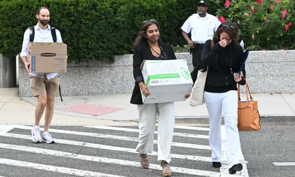 আরো ১৩০০ কর্মীকে ছাঁটাই করল ট্রাম্প প্রশাসন