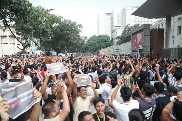Students protest in front of Secretariat demanding resignation of Edu Adviser, secy
