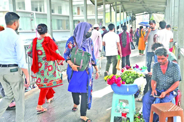 রাজধানীতে অরক্ষিত ফুটওভার ব্রিজ গড়ে উঠেছে অবৈধ দোকানপাট