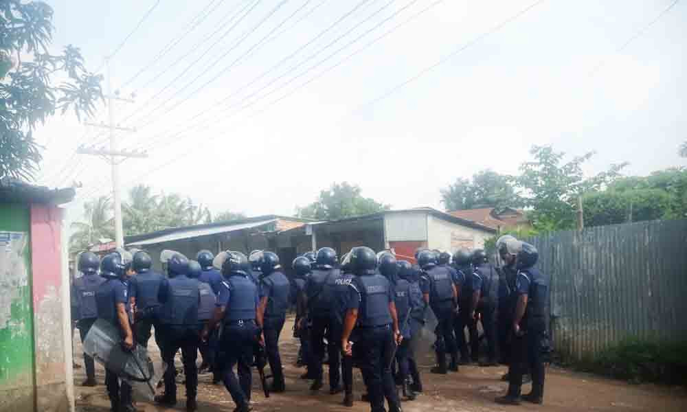 শ্রীপুরে সিরামিক কারখানায় ১০ দাবিতে শ্রমিকদের বিক্ষোভ