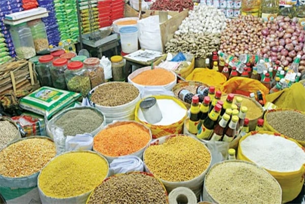 নিত্যপণ্যে ক্রেতার হাঁসফাঁস আয়ের সঙ্গে সংগতি না থাকায় খাদ্যপণ্যের চড়া দামের চাপে ভোক্তা