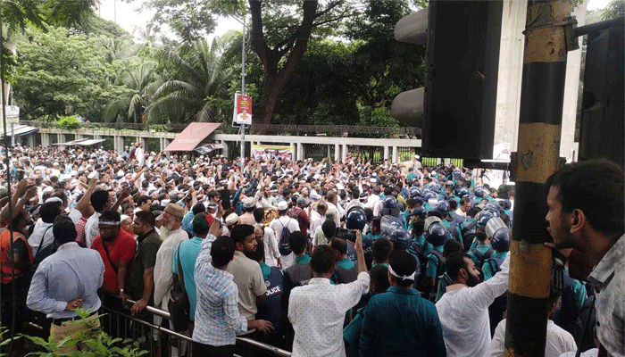 দাবি পূরণের আশ্বাসে শিক্ষকদের আন্দোলন স্থগিত