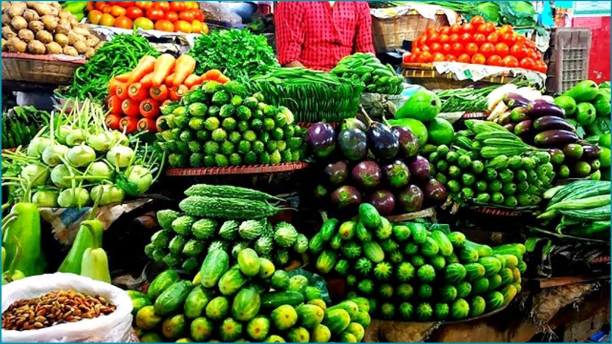 খুচরায় সবজির দাম লাগামছাড়া, রসিদ না দেওয়ায় জরিমানা