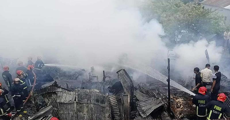 মহাখালীতে সাততলা বস্তিতে আগুন, ৫ ইউনিটের চেষ্টায় নিয়ন্ত্রণে