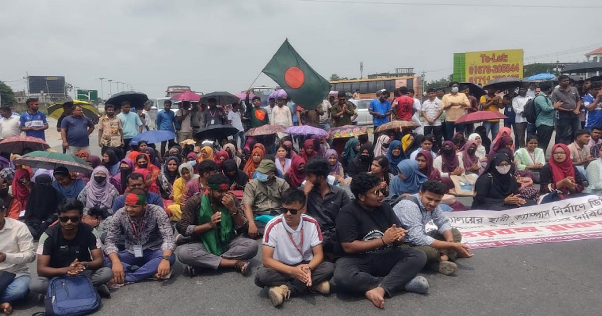 গাজীপুরের মতো ফেনীতেও সাংবাদিকদের উপর হামলার ছক পরিকল্পনার অংশ হিসেবে ‘একতাই শক্তি’ নামে একটি ছাত্রলীগ-যুবলীগের একটি হোয়াটসঅ্যাপ গ্রুপে ফেনীর ৫ সাংবাদিককে টার্গেট করা হয়েছে।